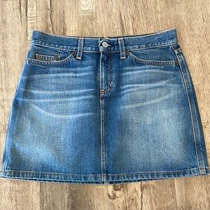 GAP jean skirt Sz 6 gently used zip up skirt with all 5 pockets